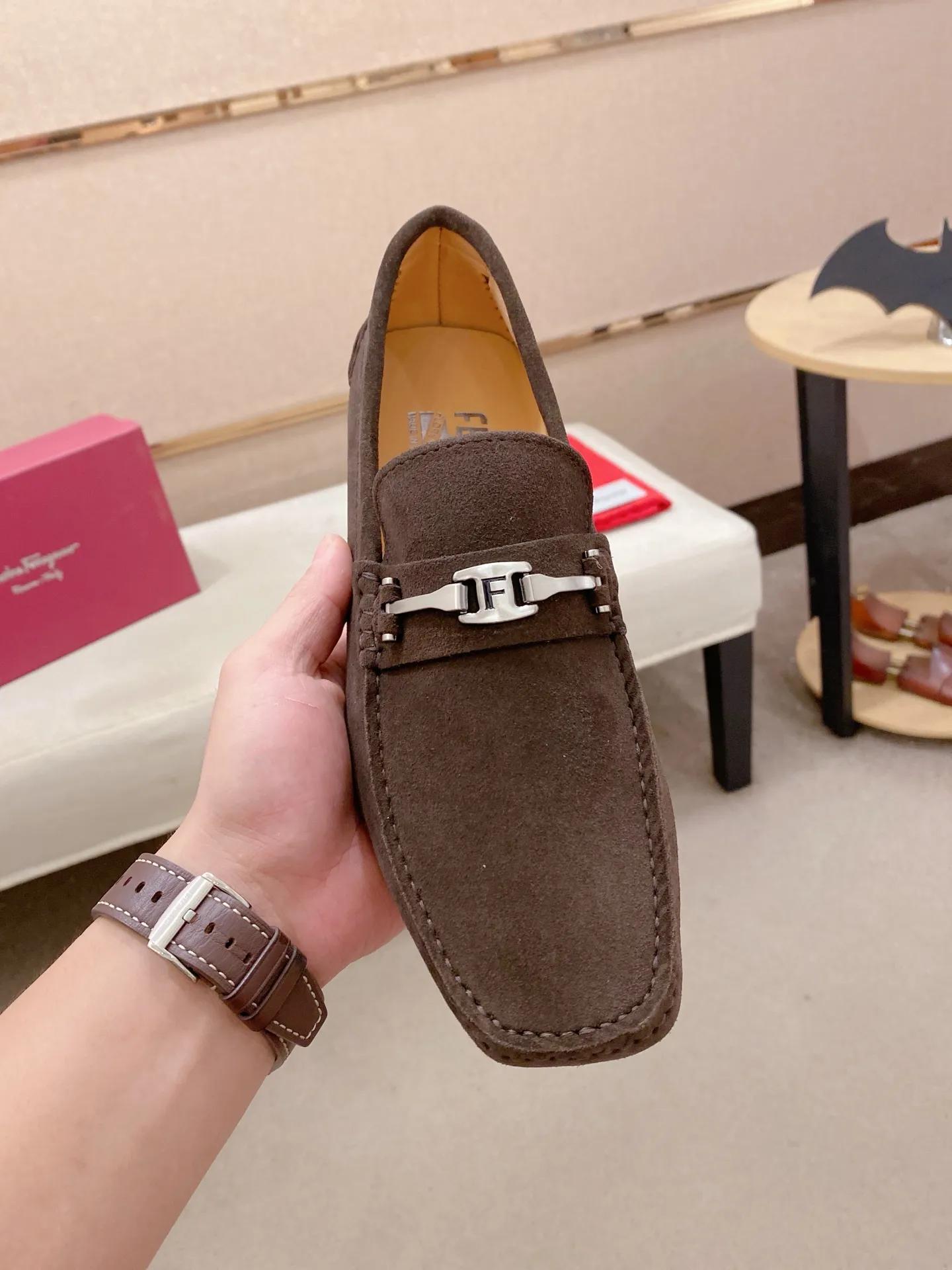 Factory price: 540💰High-end quality! Ferragamo🆕🆕Exclusive hot-selling products in stock🔥🔥New products on the shelves, high-quality Ferragamo men's pea shoes, high-end casual driving shoes, with complete packaging! 💪 💪 Material: imported suede cowhide 🐂 + imported high-quality water-dyed cowhide lining + wear-resistant outsole 👍🏻👍🏻 Features: high-end and comfortable, purely handmade 🚀 🚀 Create the perfect shoe that suits you best 🔥 🔥 Size: (38-44) 45 standard size can be customized!